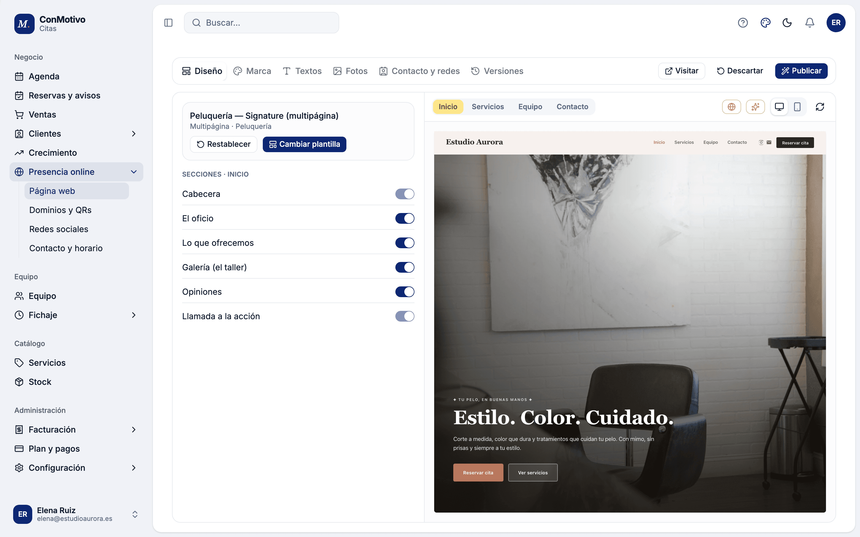 El editor web de Con Motivo con las secciones a un lado y la vista previa de la web al otro