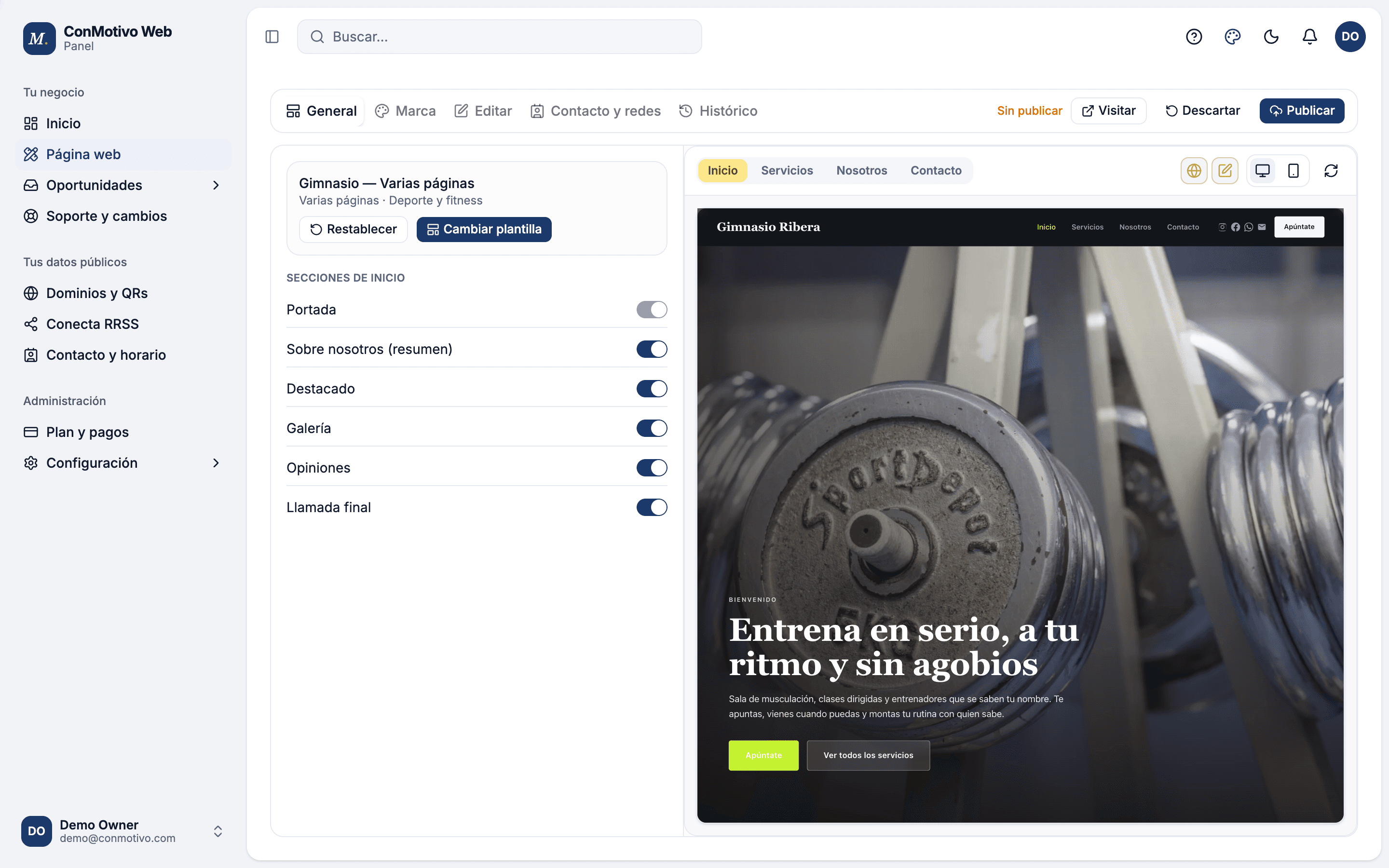El editor de la web de Con Motivo con sus secciones y la vista previa en directo