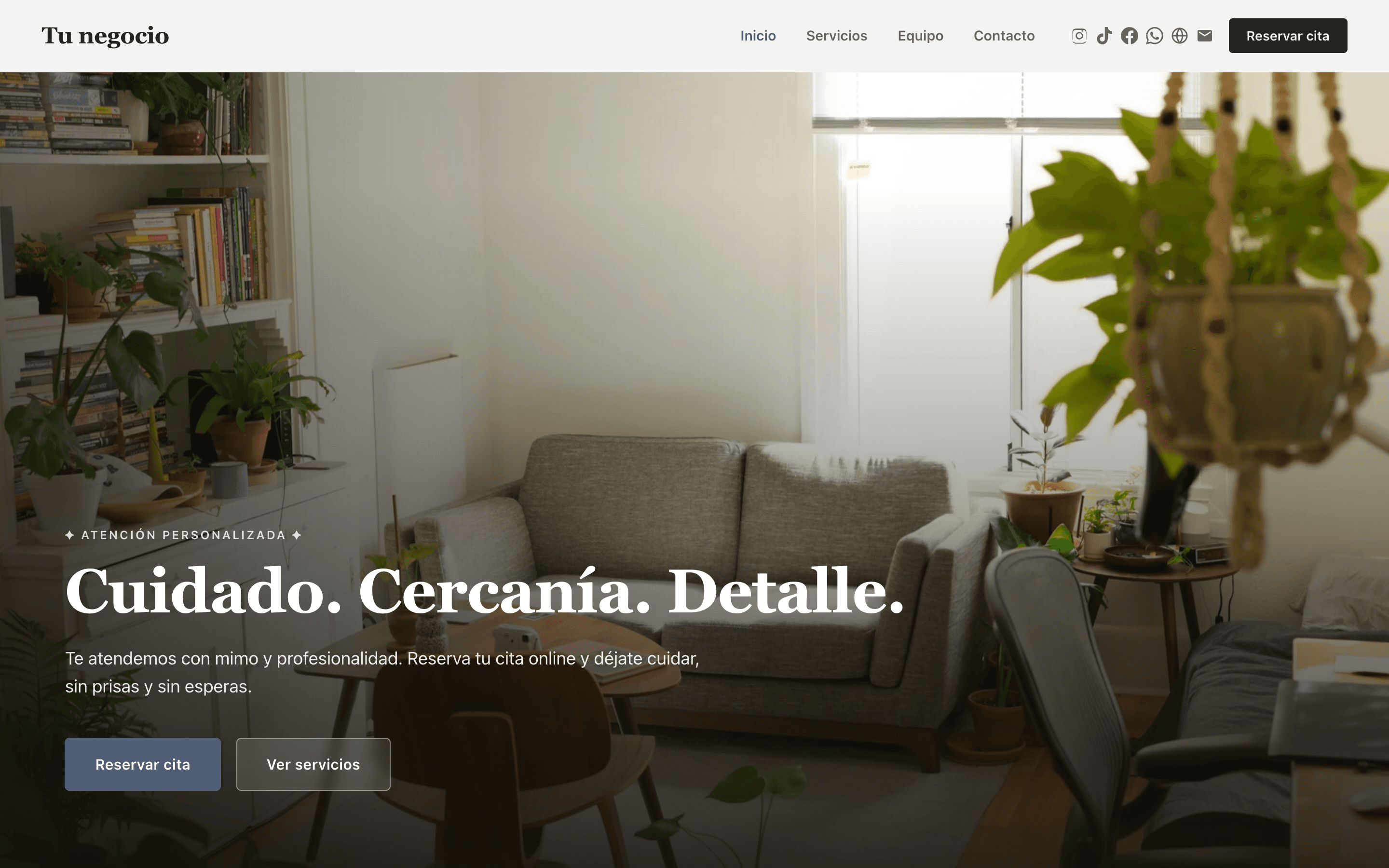 La web publicada de un negocio hecho con Con Motivo, con su portada y el botón de reservar cita